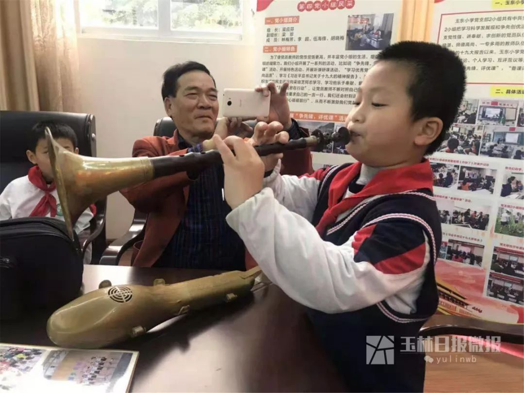 厉害!这位玉林老人会8种乐器!优雅的人生与年龄无关