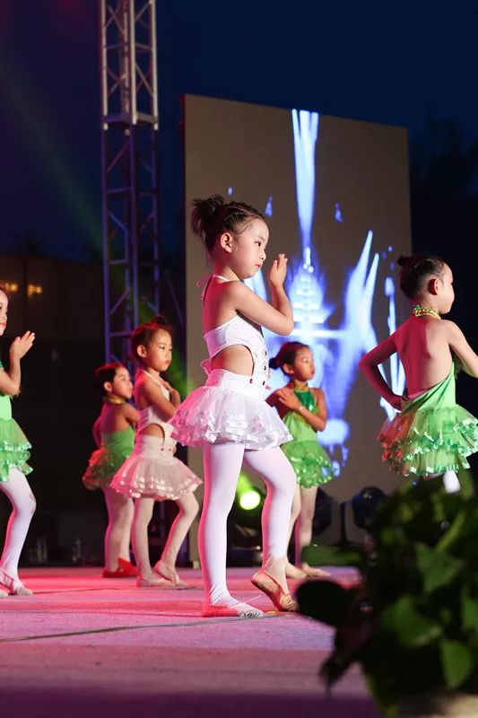 辉煌70载，娃娃送华章——我区举行喜迎建国七十周年消夏晚会