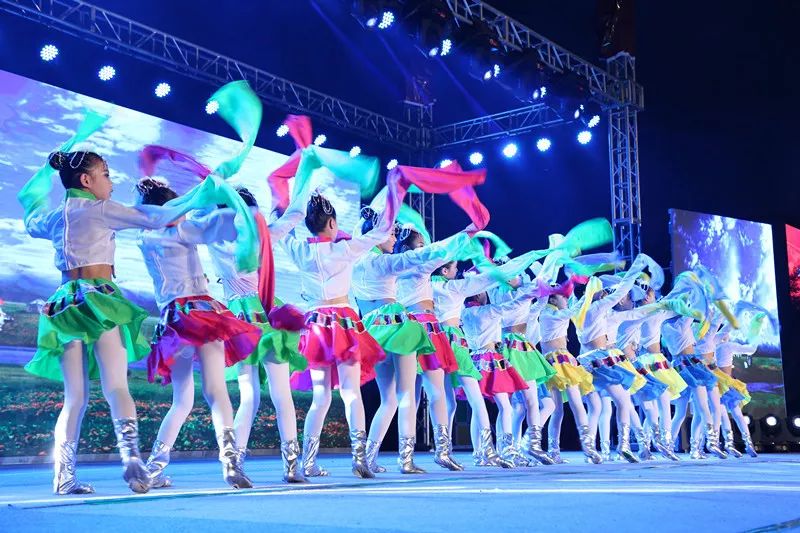 辉煌70载，娃娃送华章——我区举行喜迎建国七十周年消夏晚会