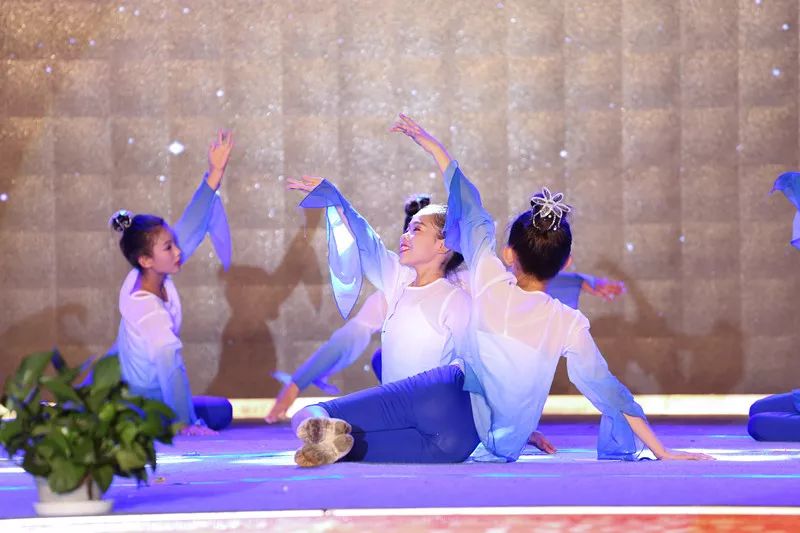 辉煌70载，娃娃送华章——我区举行喜迎建国七十周年消夏晚会