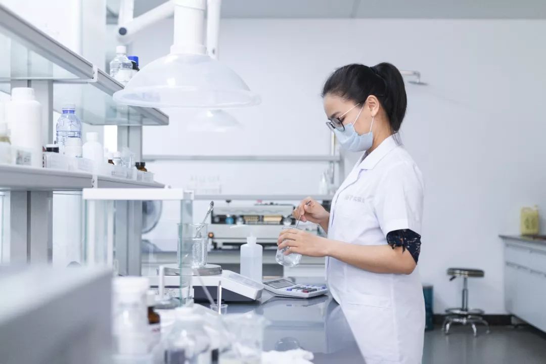 超级黑头正确处理方法,黑头别膨胀3招把你刷光光