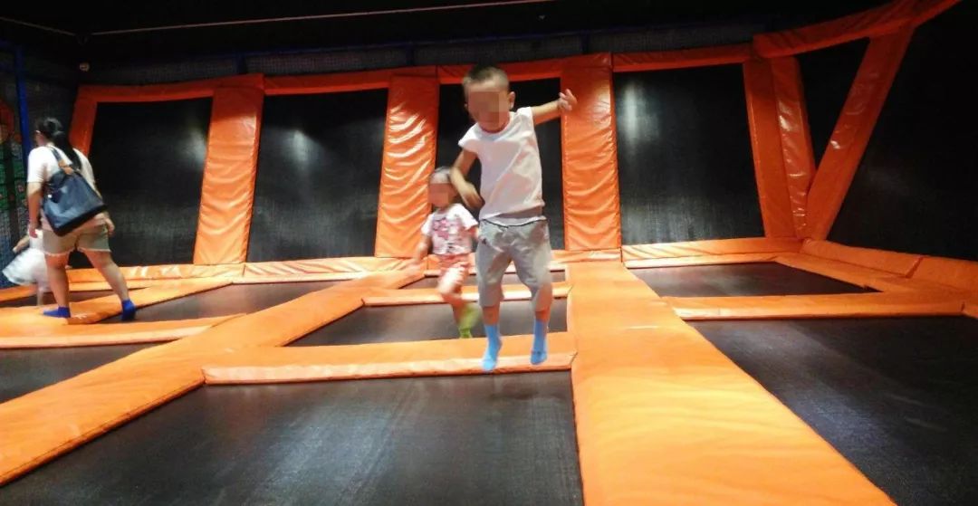 小孩游乐场网红秋千折断颈椎,18岁女孩玩蹦床摔倒瘫痪