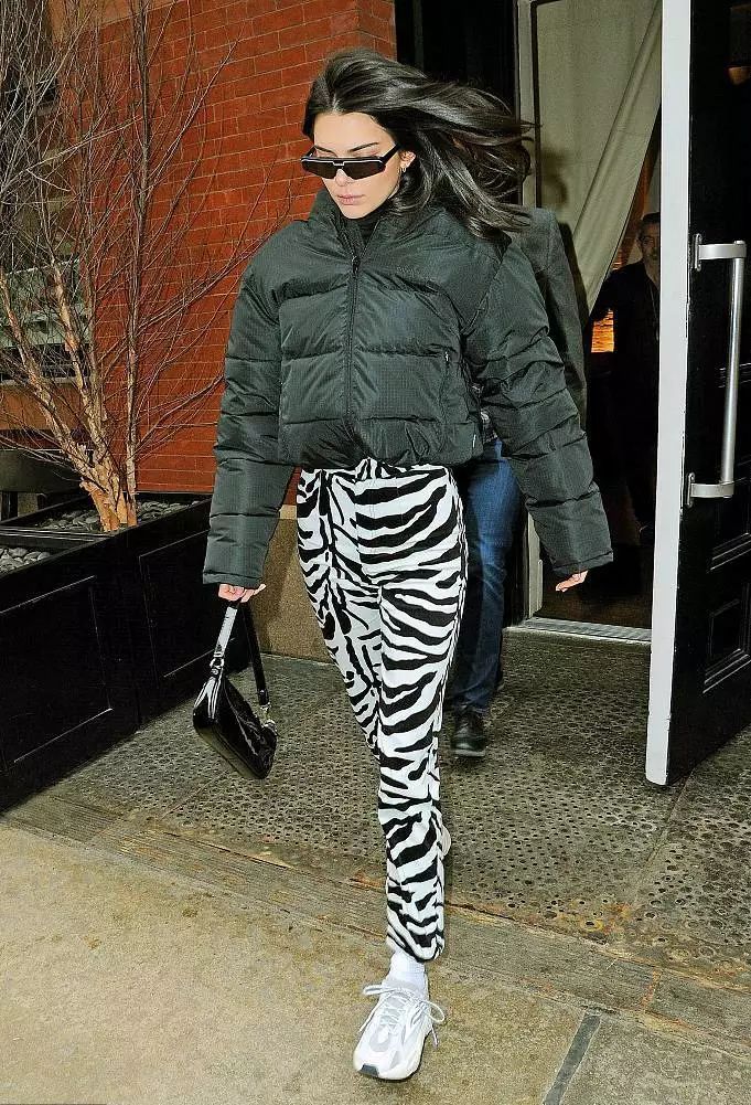 刘雯斜挎休闲包,今年流行的刘雯同款包