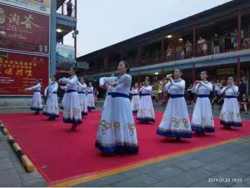 舞动夜经济潘家园盛夏夜淘宝季来袭