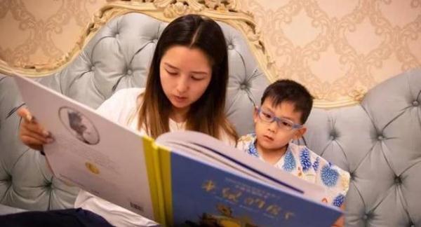 何洁儿子七宝展示才艺,何洁和七宝合影