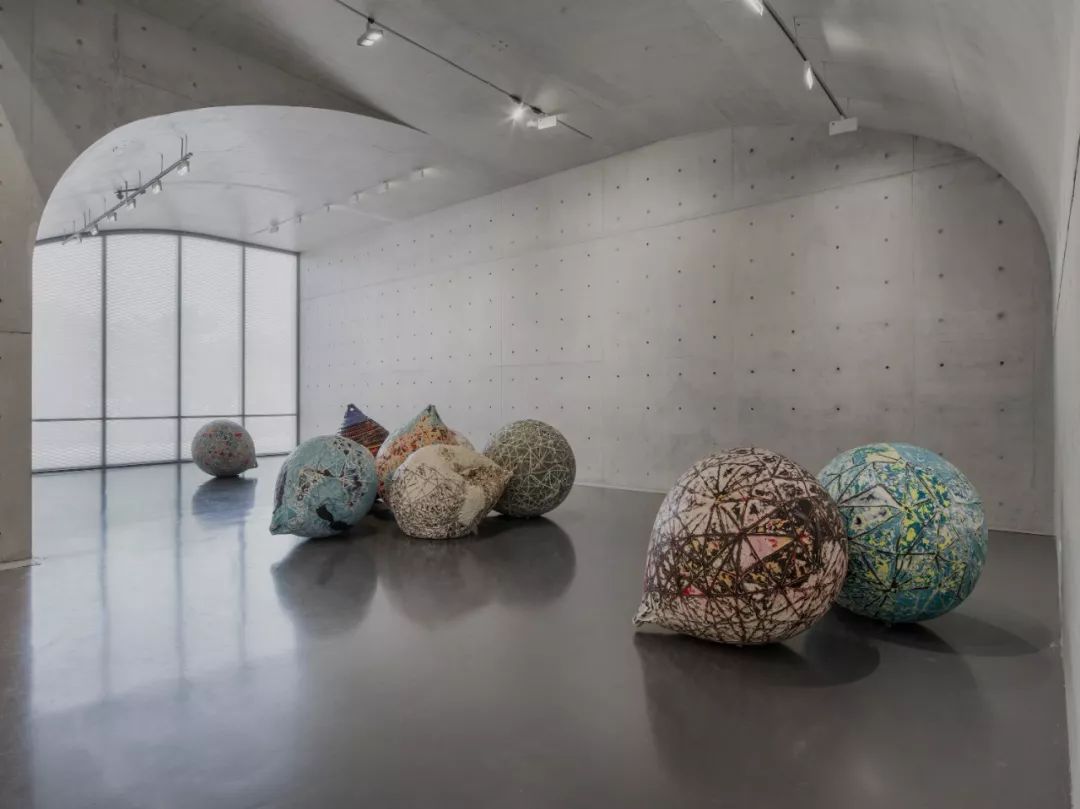 叛逆不羁的夜店咖，如何创造艺术市场奇迹？