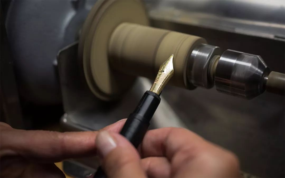 为什么万宝龙那么贵,闲鱼上万宝龙的钢笔怎么那么便宜