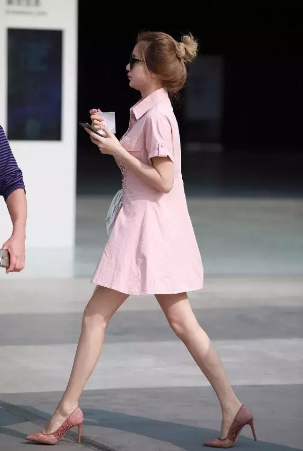 街拍小姐姐黑色穿搭视频,街拍牛仔短黑色裤穿搭女