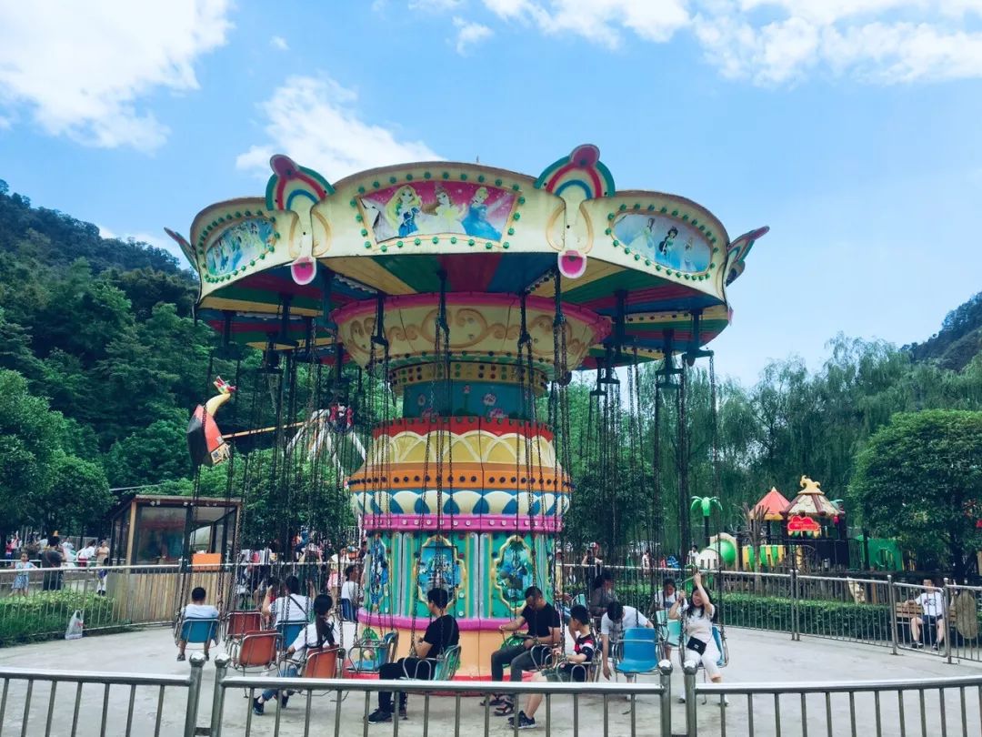 成都周边最好的玻璃栈道的景区,成都附近哪个景区有玻璃栈道