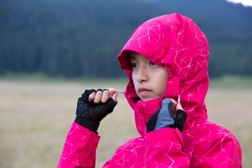 伊犁那拉提旅游冲锋衣穿搭,新疆伊犁风景冲锋衣