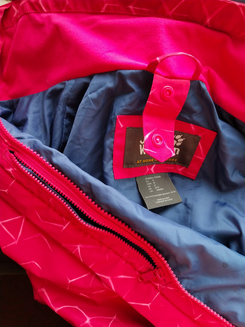 伊犁那拉提旅游冲锋衣穿搭,新疆伊犁风景冲锋衣