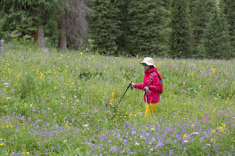 伊犁那拉提旅游冲锋衣穿搭,新疆伊犁风景冲锋衣