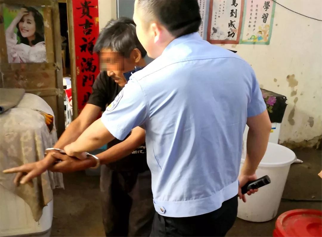 男子回家后不久突然报警了,男子醒来后发现身边是女人报警