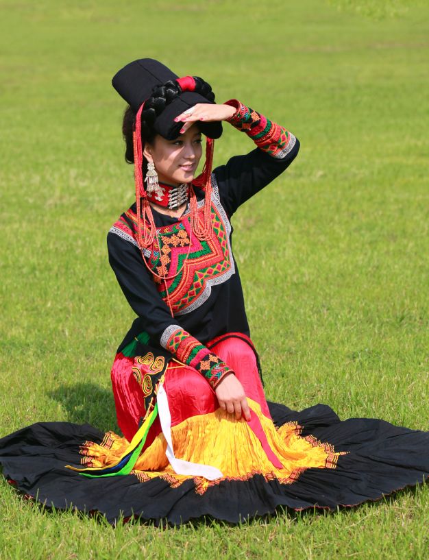 彝族服饰凉山型,凉山彝族地区服饰有哪些