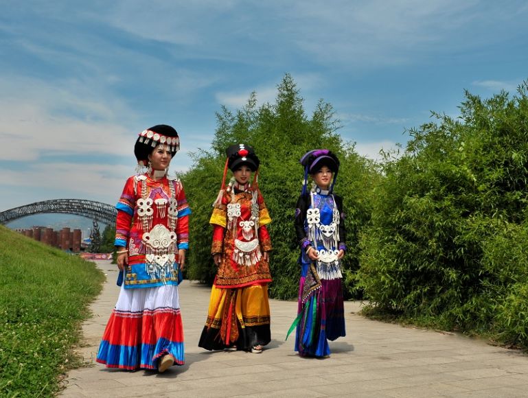 彝族服饰凉山型,凉山彝族地区服饰有哪些