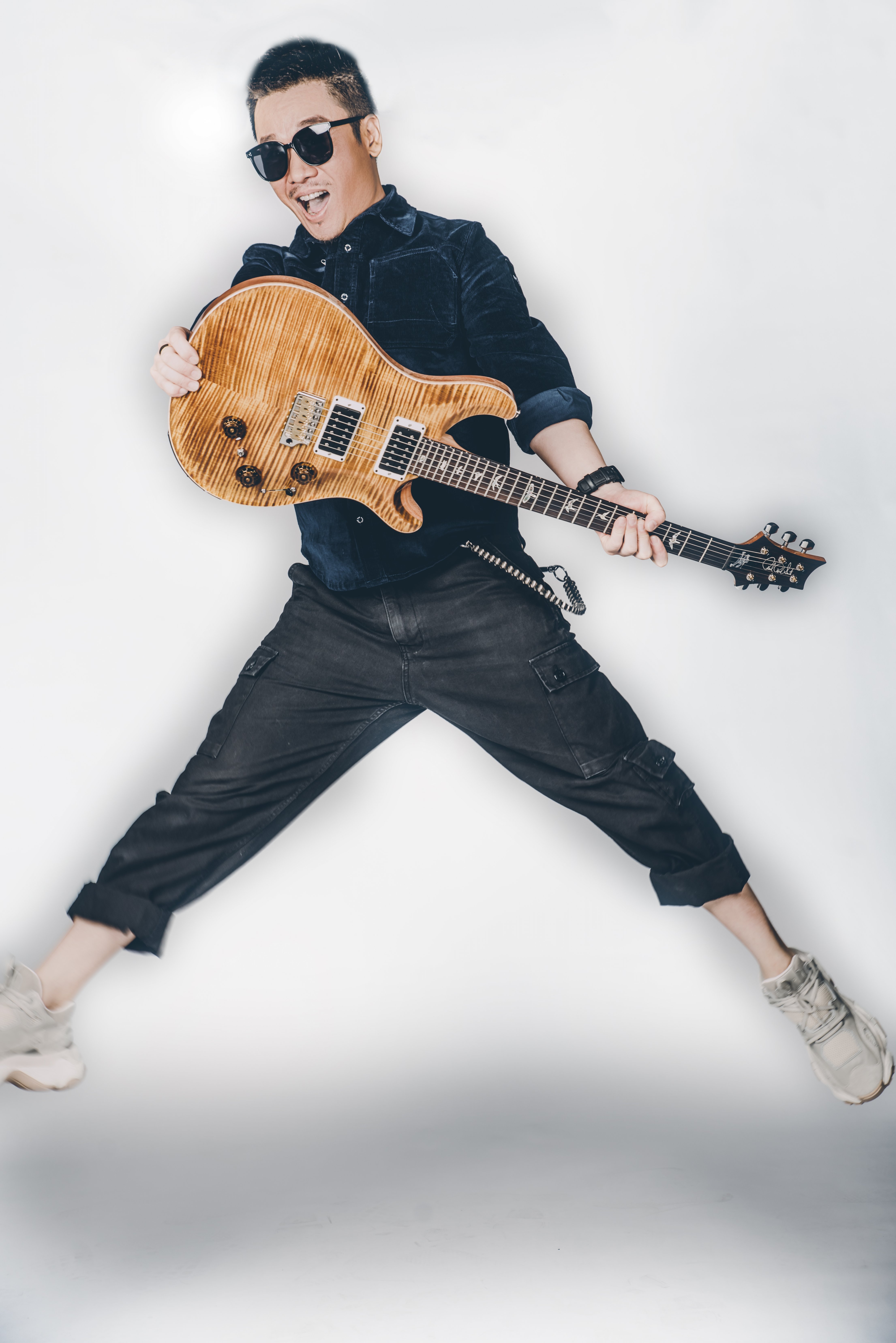 “绝世高手的称手新兵器”-吉他大师李延亮获赠PRS定制款新琴