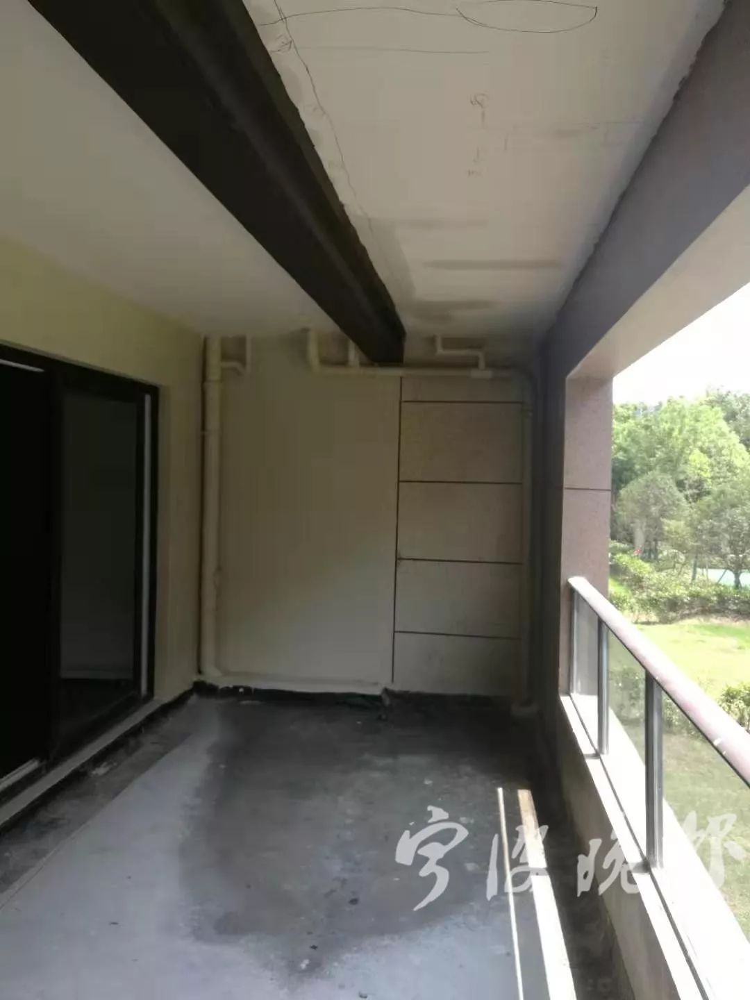 又是这家开发商!才交付两个多月的小区,地下室看着比老小区的还吓人