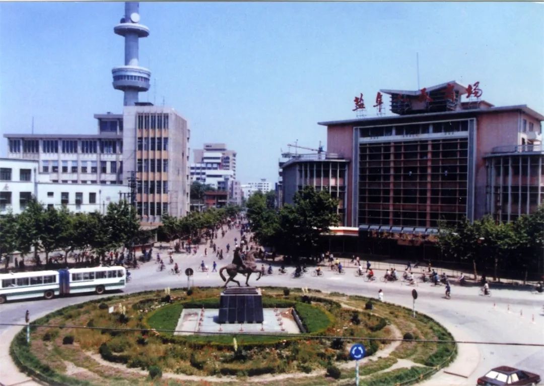 一匹马为何让这座城市的人们又悲又喜？|我家住在解放路