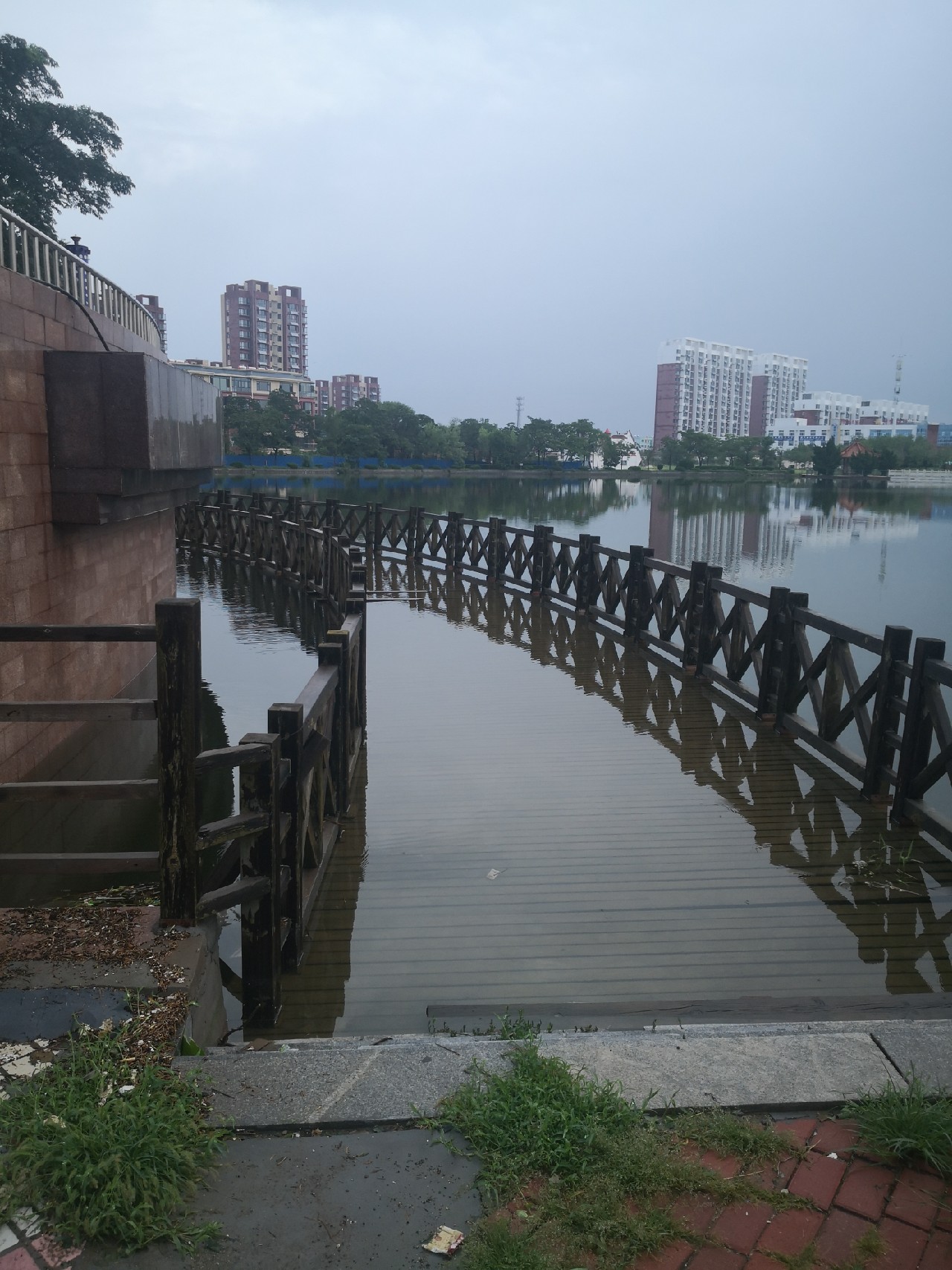 夕阳西下钓鱼人,夕阳西下钓鱼人在河边