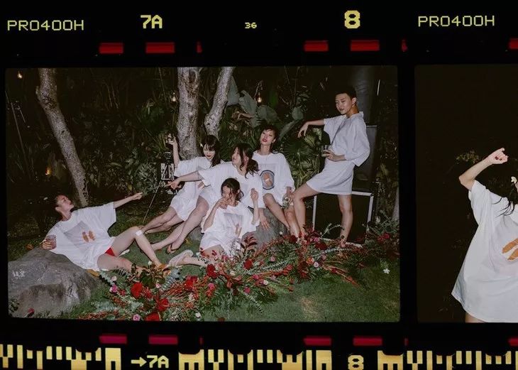 比起穿黑婚纱结婚，她们还可以更酷