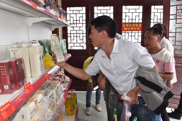 镇雄以古岩洞脚村一共有几户,村民光荣榜