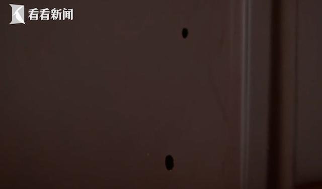 吓出冷汗!家中深夜常有异响女子一看卧室门上竟被凿出4个洞