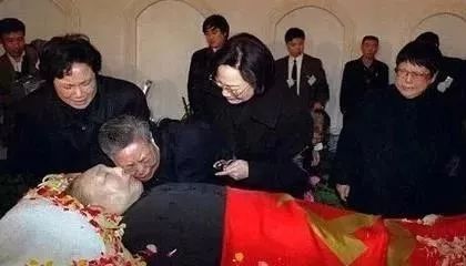 今天他115岁了，*小平邓**一生的40个瞬间