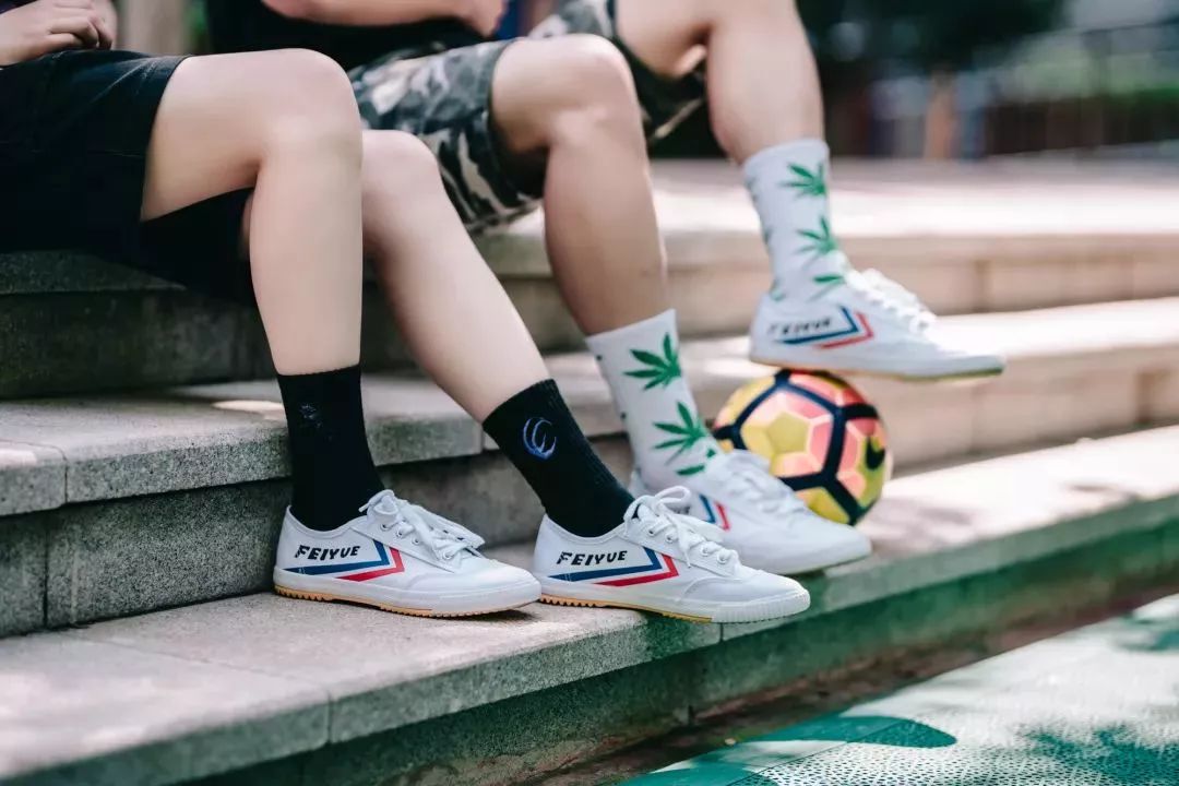 中国60年前造了双小白鞋，法国人一夜“偷走”赚翻了！今天它潮回来了