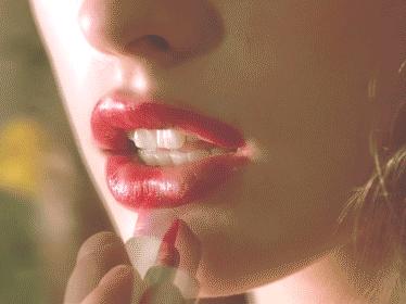 涂口红下嘴唇内侧无法上色,天天涂口红导致嘴唇变肿怎么回事