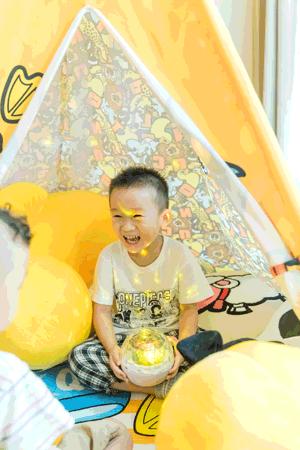 快看！我在小黄鸭帐篷里看到了星空