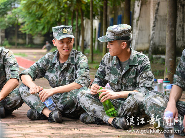03年双胞胎兄弟同入伍圆梦军营,军旅三胞胎圆梦