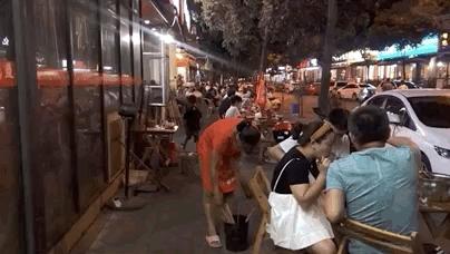 夜太美，尽管再催肥，总有人围着小摊排着队