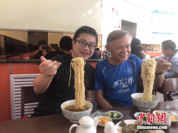 25年两次环游中国，这名老外却说，我越来越不了解中国……小新推荐