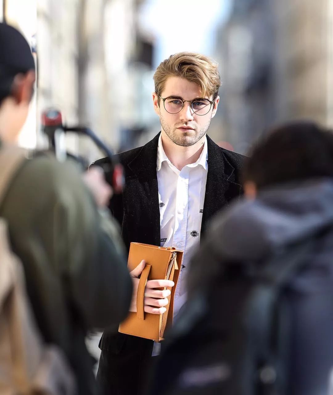 没机会参与严肃社交的男人，当然不会在乎自己的包是否体面｜基本款