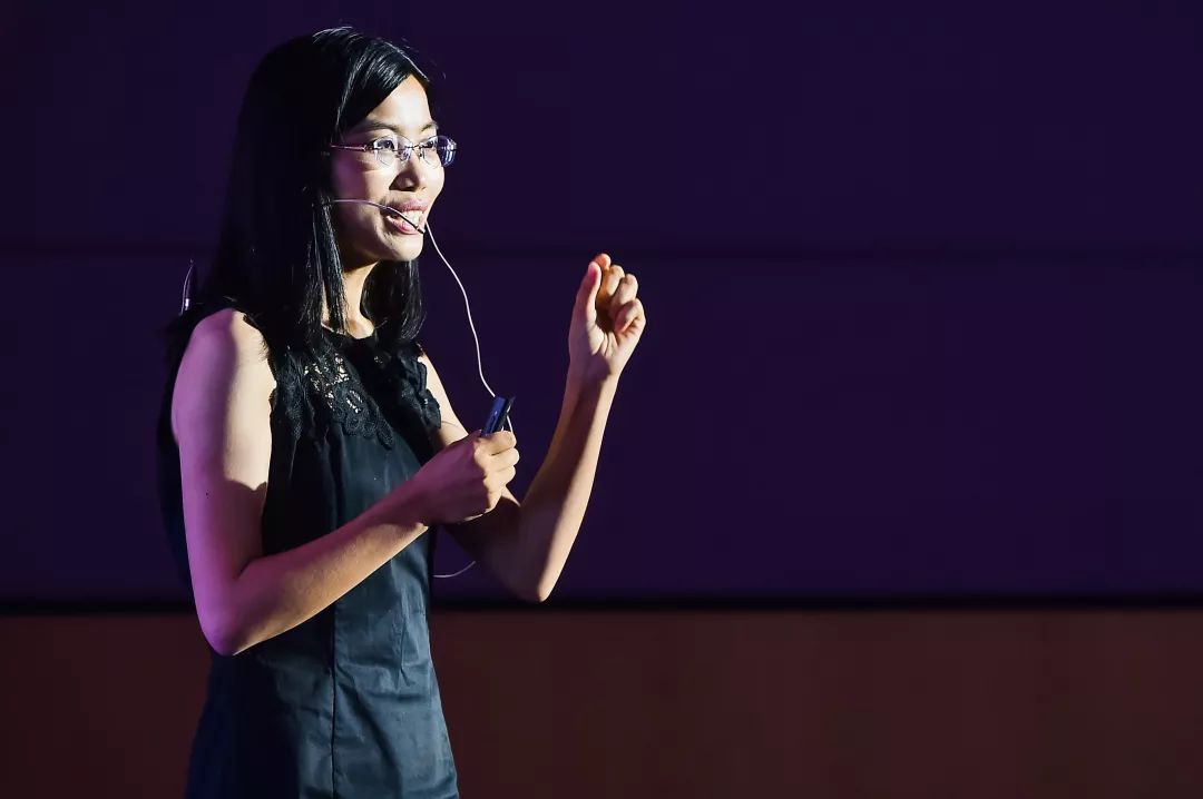 黑洞周围居然能发光？没错，而且可能还不弱｜左文文