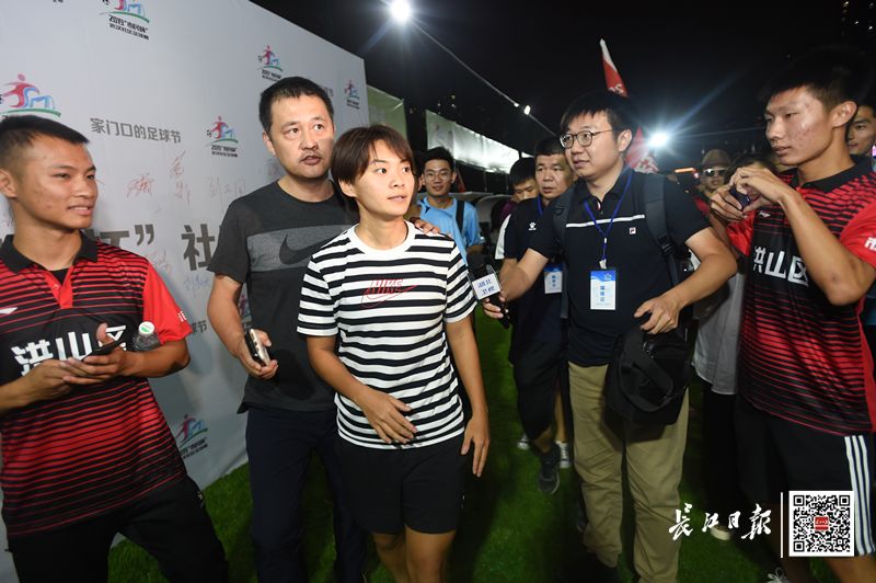 青山朋友来踢球啊！月底前，足球场要上新了