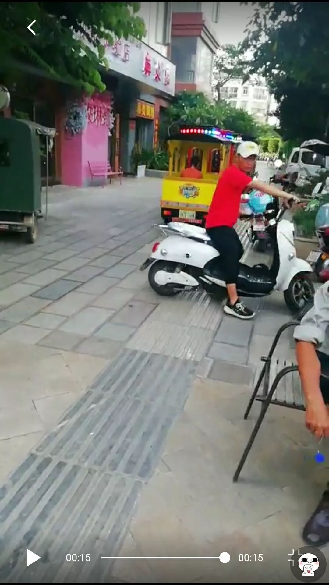 火车开在人行道？大井这里有跟管子要断了！万联茗景、银河小区不动产证等6个答复来了…