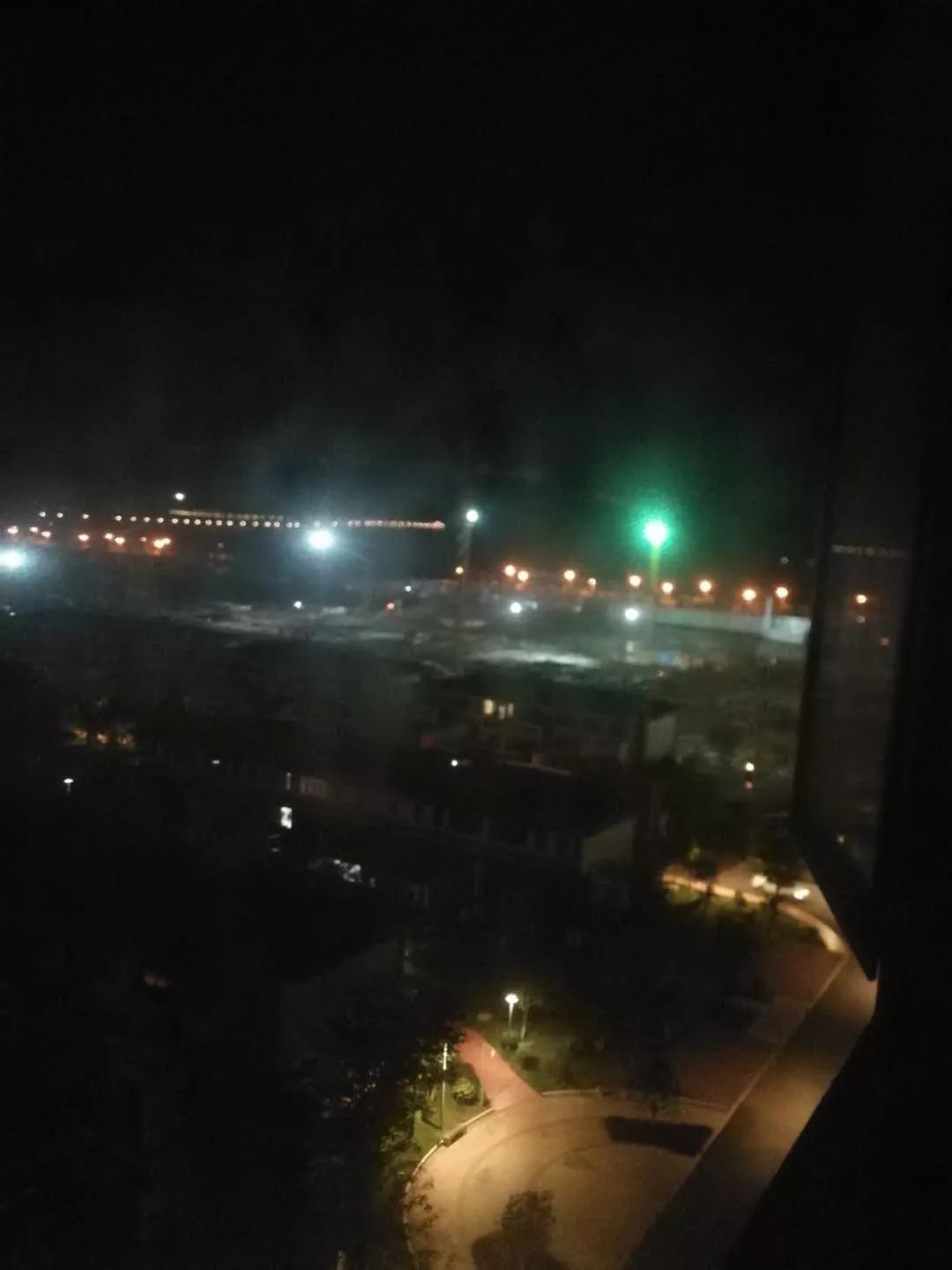 火车开在人行道？大井这里有跟管子要断了！万联茗景、银河小区不动产证等6个答复来了…