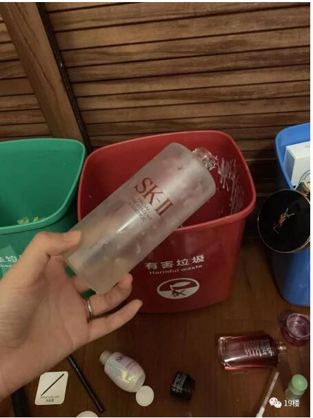 6岁男孩把口红倒掉了,儿子把妈妈化妆品弄坏了