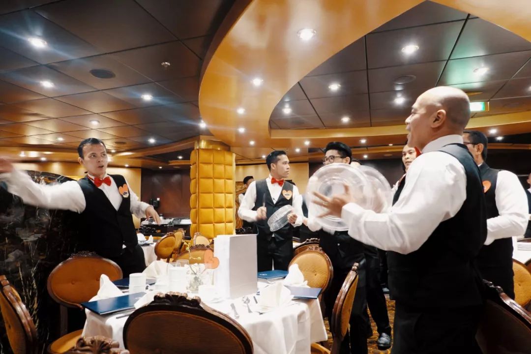 镶嵌47400颗水晶的楼梯花2千万登上这艘船的20万人都来打卡拍照