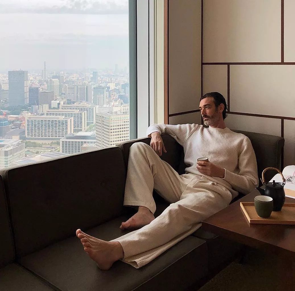 男人穿什么显得有钱,穿浅色裤子的男人性格