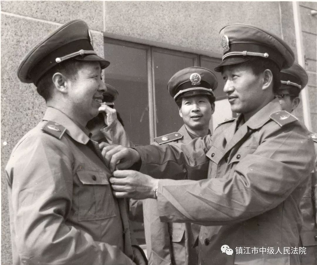 【壮丽70年奋斗新时代】制服不断在变惟有公正司法初心未改