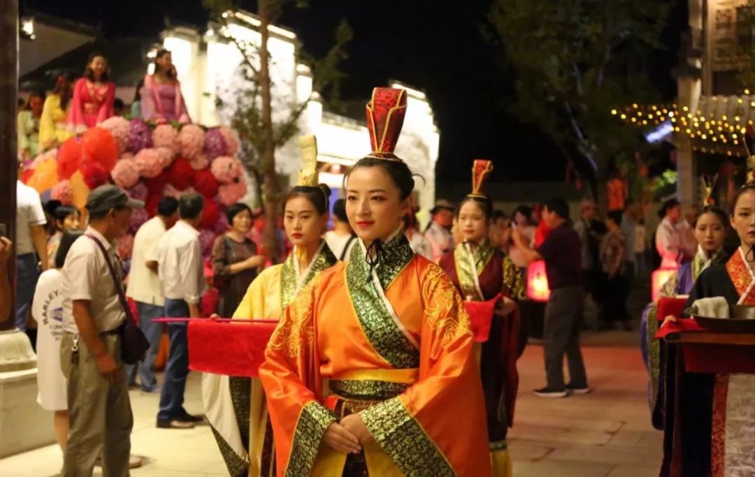 嫦娥奔月、拜月大典、还有让罗志祥陈赫都中毒的宝石老舅《野狼disco》！这个中秋嗨不停……