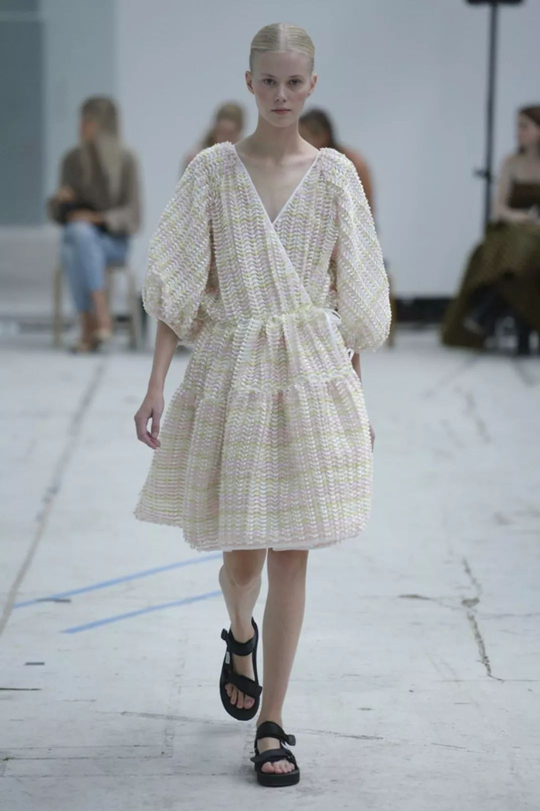 秋款裙子减龄显瘦洋气上档次,秋冬黑红裙子大码胖mm显瘦遮肉