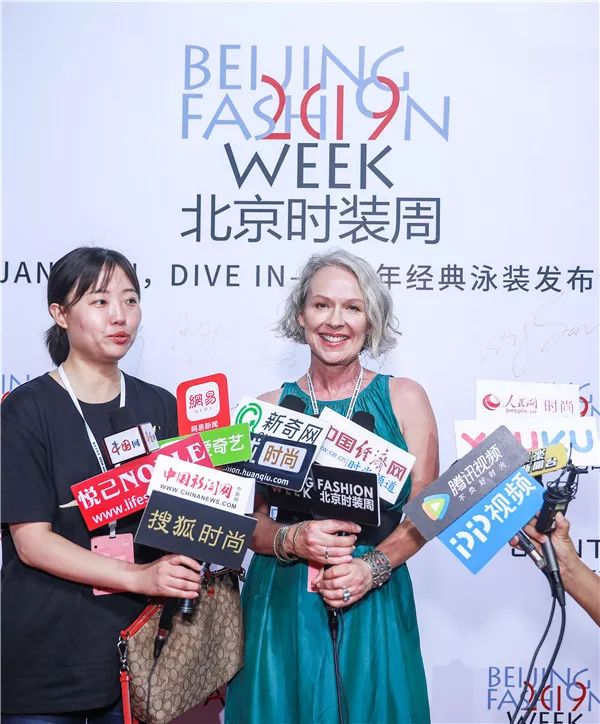 泳装秀女性超模表演海边,泳衣秀女性超模走秀