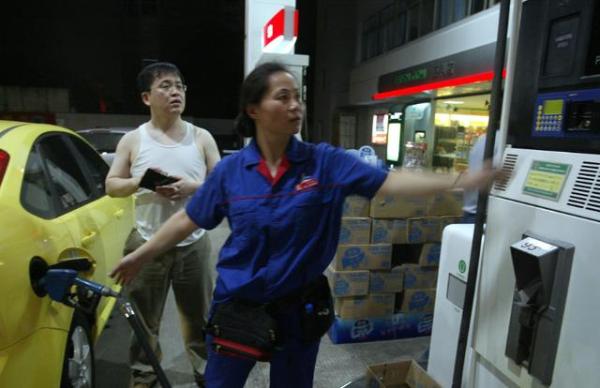 重踩油门省油还是轻踩油门省油,开车如何踩油门车速才能保持平稳