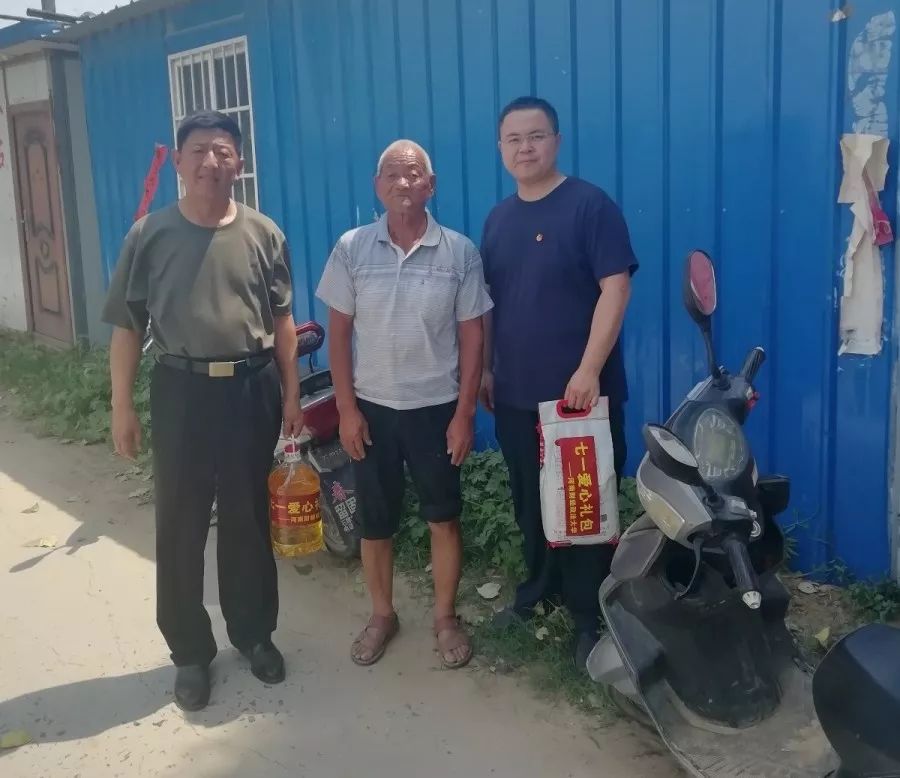 坚守扶贫一线的第一书记,村支书记来到脱贫攻坚第一线