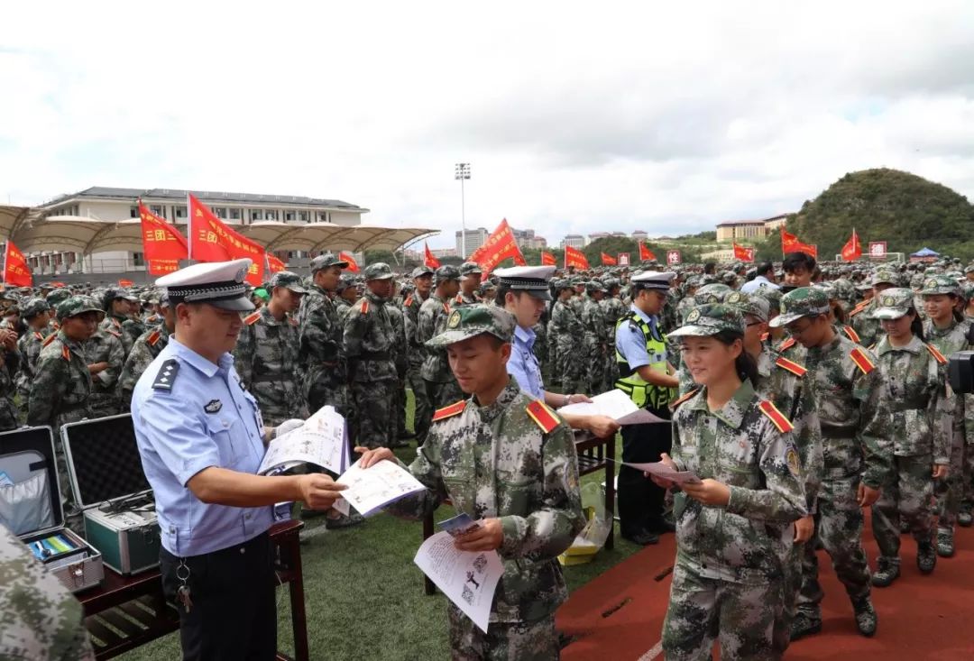 交通事故车进校园“还原”事故现场——特殊的大学第一课