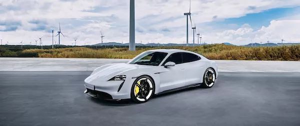 保时捷最新款纯电动taycan,保时捷新能源taycan在路上飞奔