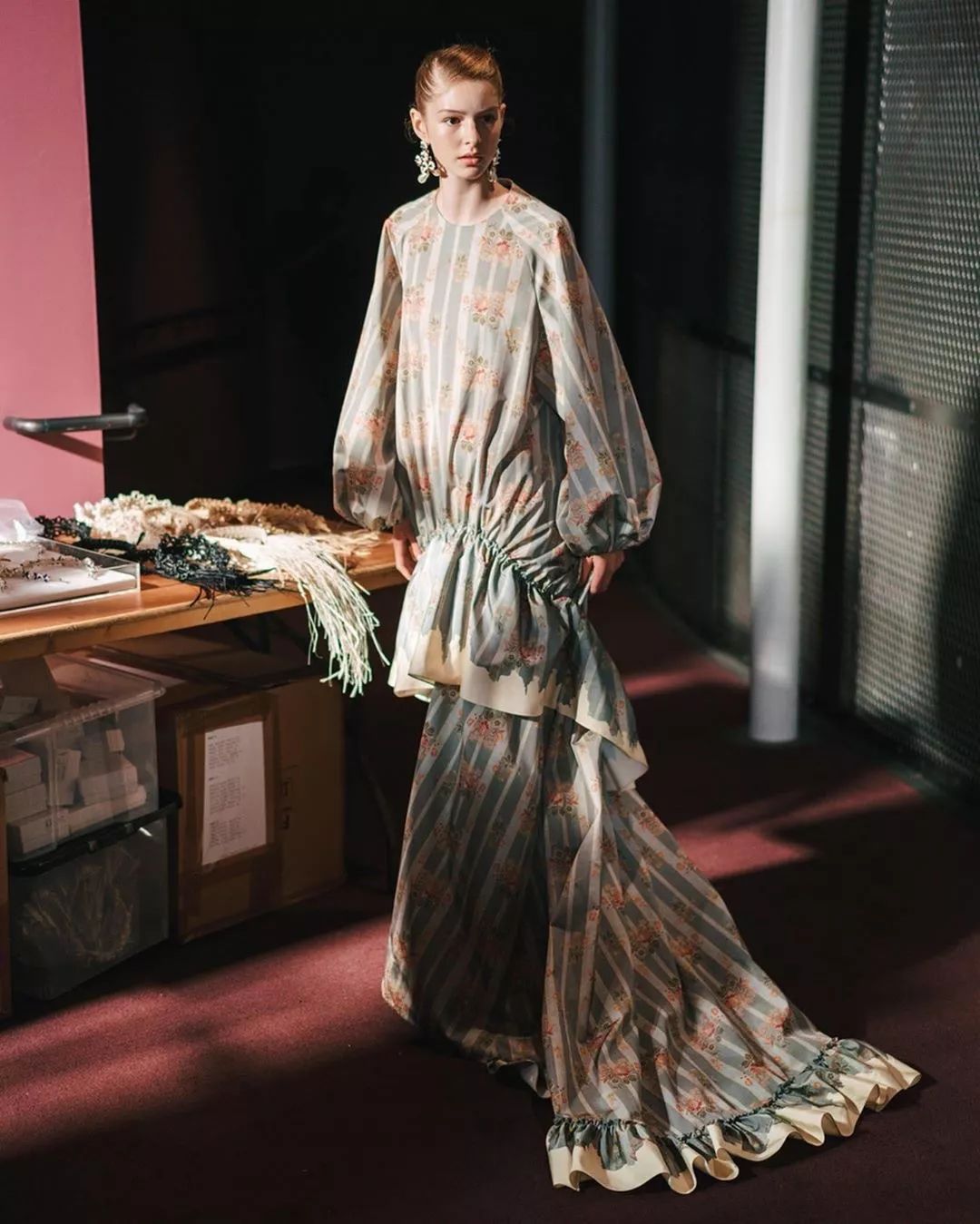 丝绸吊带长裙巴黎时装周,simonerocha泡泡裙